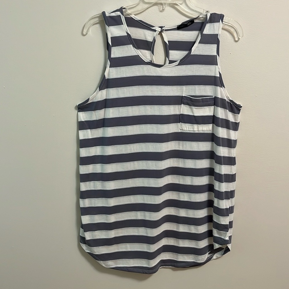 Sleeveless knit tank top woman’s size XL Gray white striped popover breezy